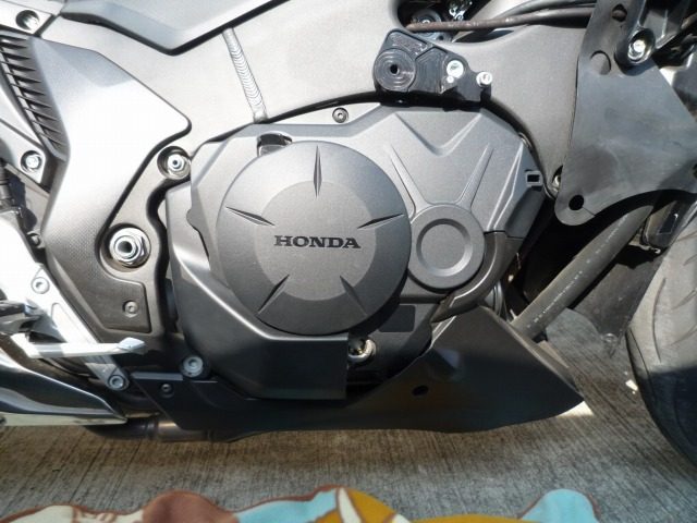 Оригинальная защитная накладка крышки сцепления мотоцикла Honda VFR1200F (64710-MGE-700)