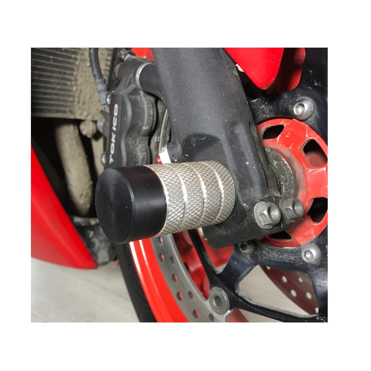 Пеги Crazy Iron в ось переднего колеса мотоцикла Honda CBR1000RR (2008 - 2016)